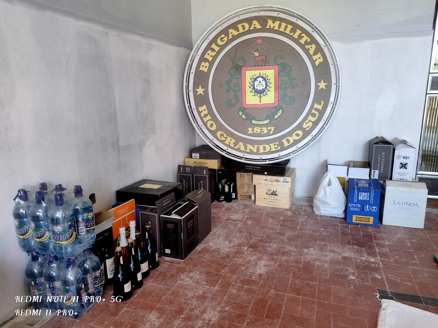 Capa Brigada Militar apreende diversas bebidas de origem estrangeira em Tiradentes do Sul.