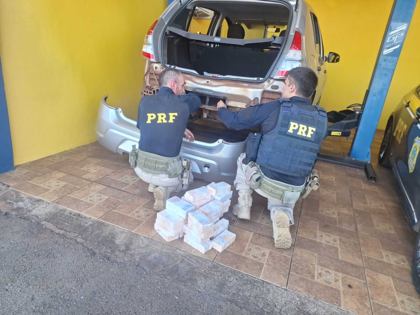 Capa PRF prende homem transportando 65 celulares importados irregularmente em Sarandi 