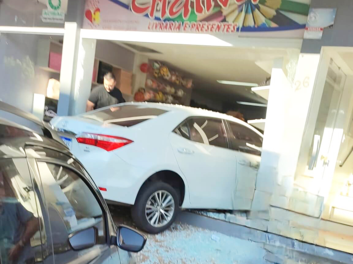 Capa Veículo invade livraria no centro de Constantina
