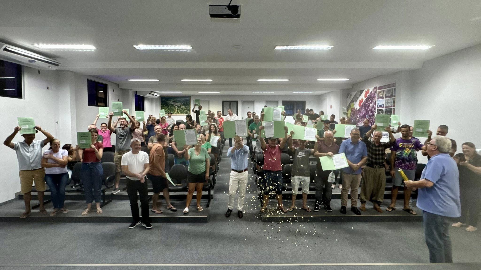 Capa Ametista do Sul entrega 62 escrituras de terrenos regularizados