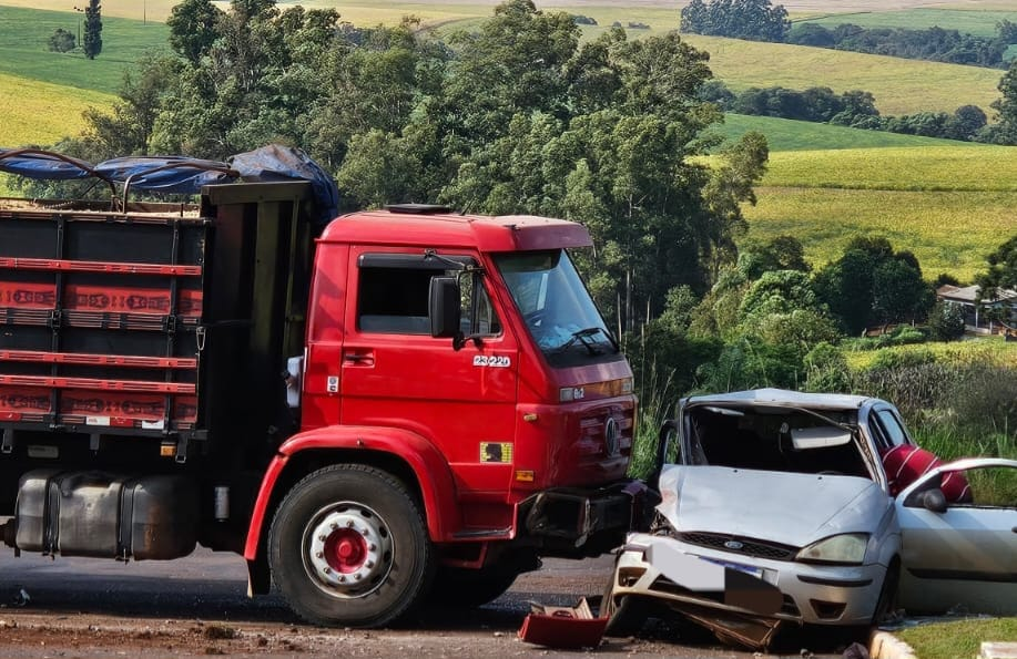 Capa Colisão entre carro e caminhão deixa motorista ferido em Constantina