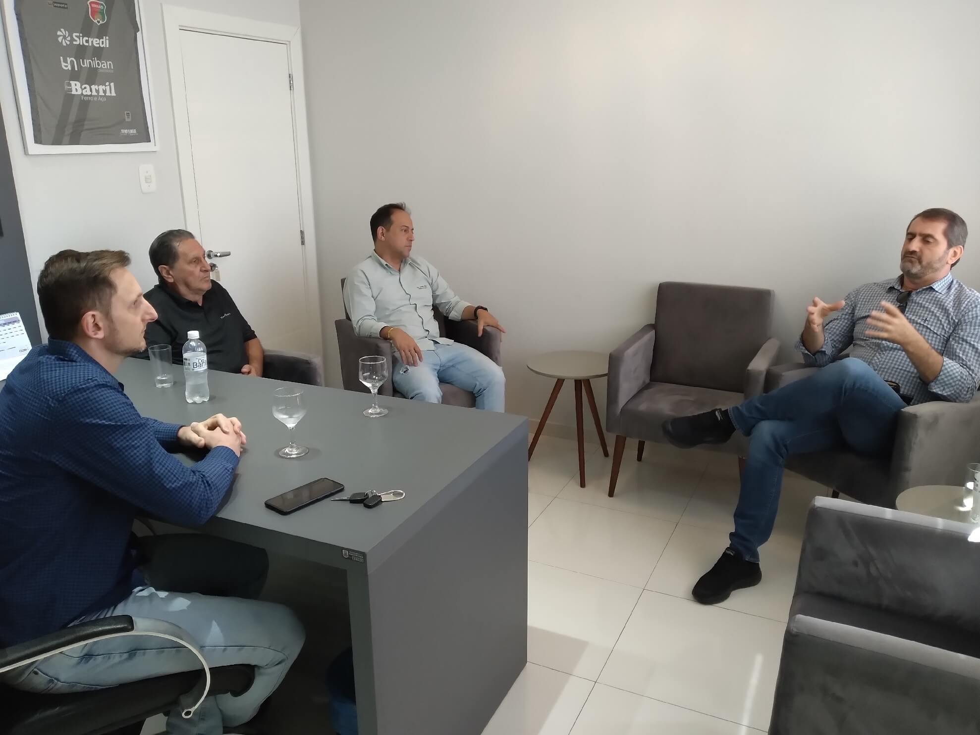 Capa Câmara de FW discute impactos na suinocultura com presidente da ACSURS