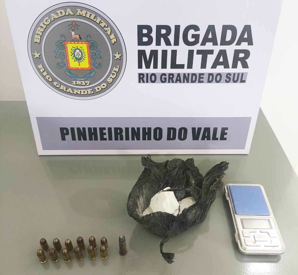 Capa Brigada Militar apreende entorpecentes e munições em Pinheirinho do Vale