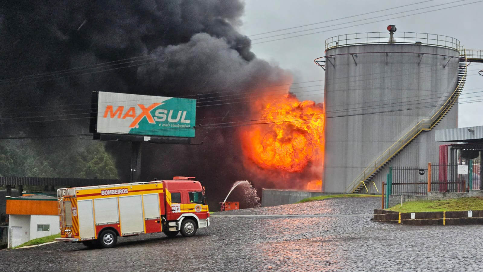 Capa Incêndio de grandes proporções atinge depósito da Maxsul em Chapecó