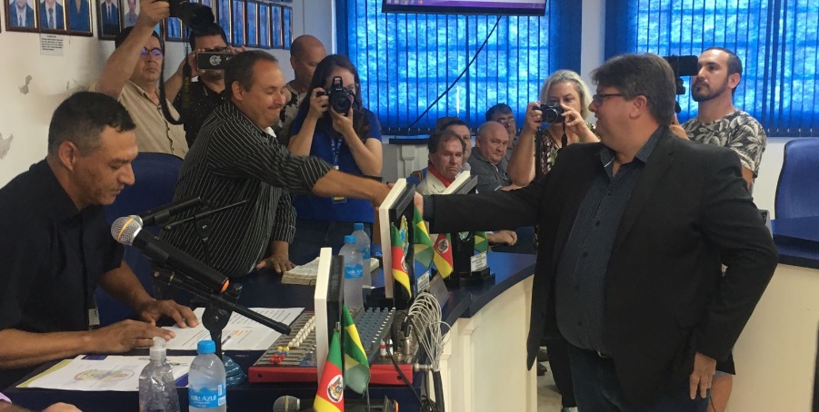 Capa Redentora: prefeito e vice tomam posse