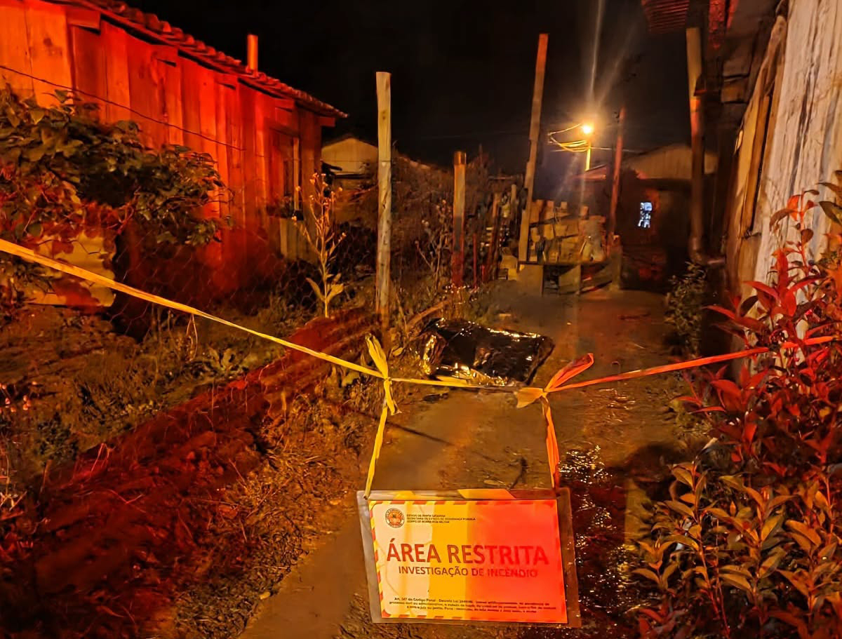 Capa Jovem grávida e idoso morrem em incêndio que destruiu residência no Oeste catarinense