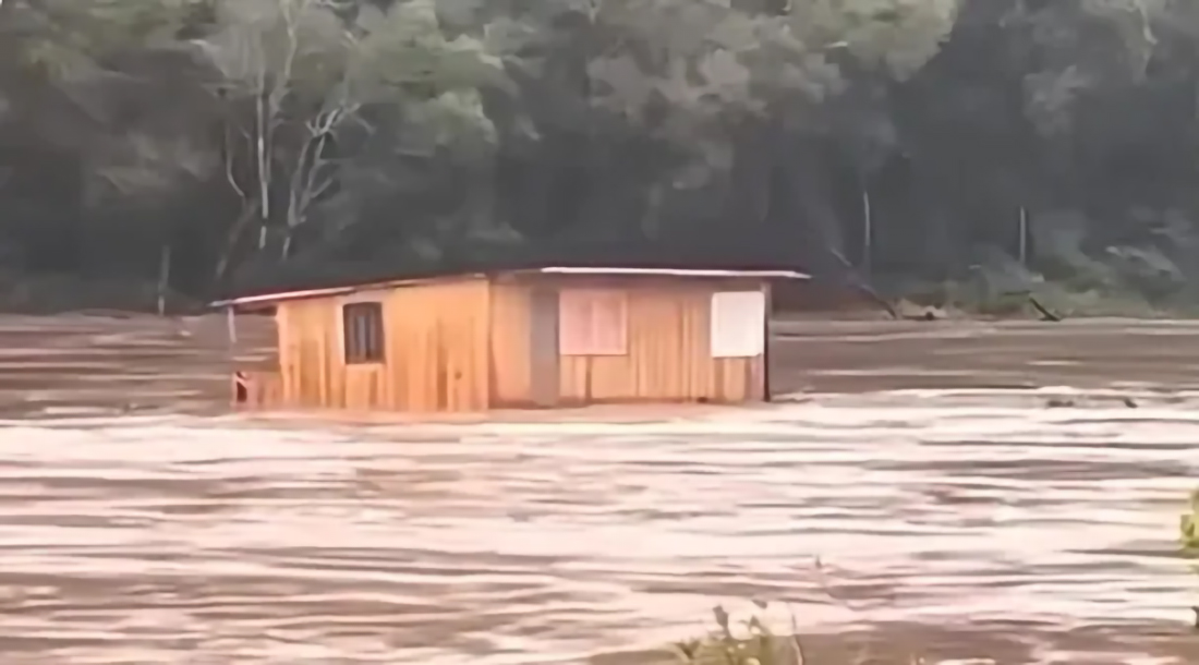 Capa Casa é arrastada pela força da água no Rio das Antas