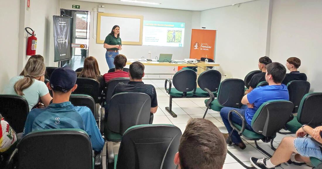 Capa Cresol Raiz promove formação sobre sucessão familiar para jovens da região