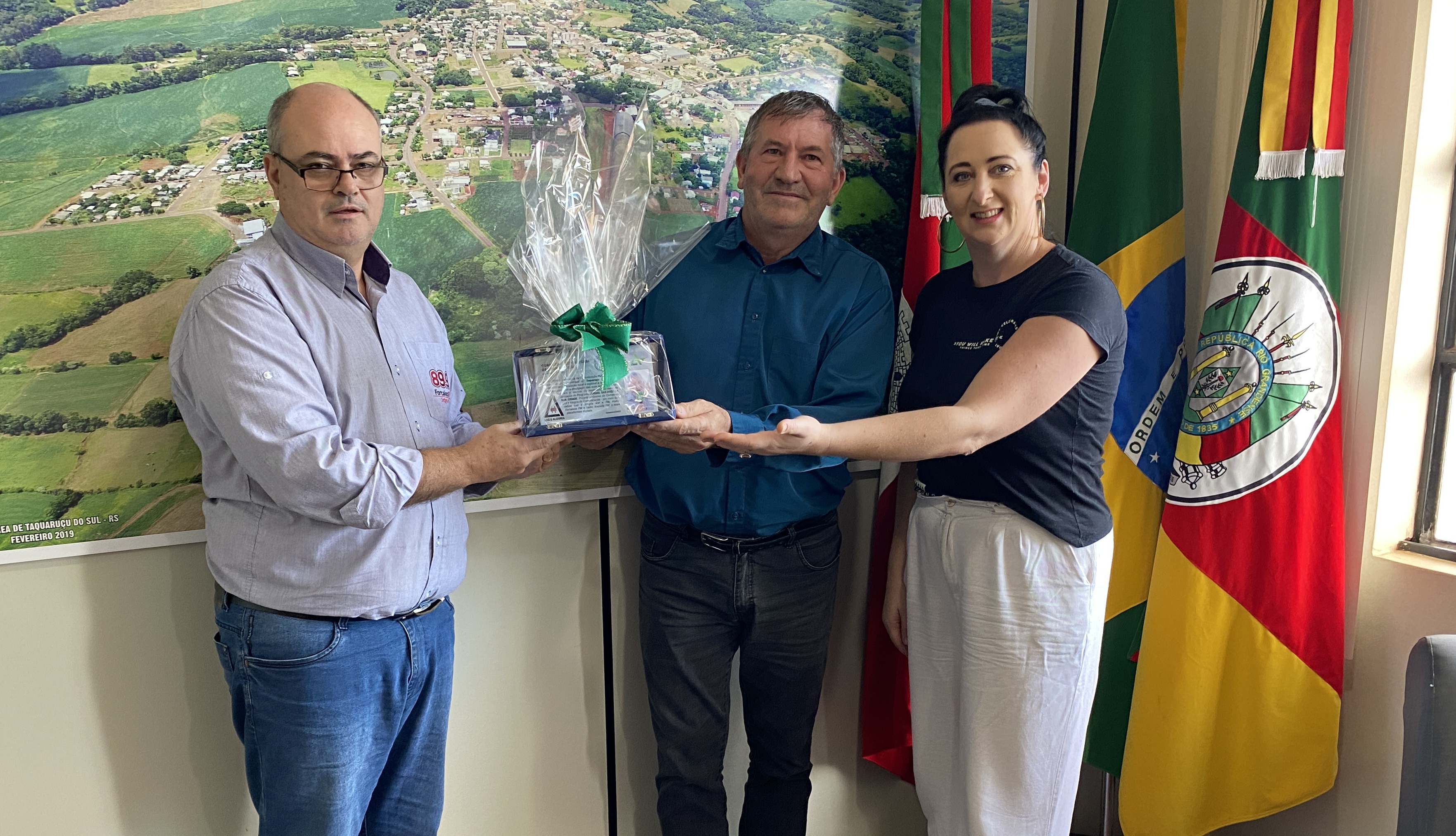 Capa Complexo LA homenageia prefeito de Taquaruçu do Sul por participação no "Jornal das Doze na Sua Cidade"