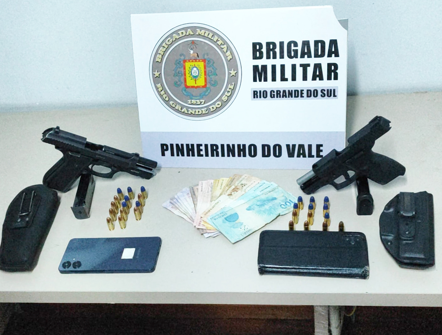 Capa Brigada Militar prende dois indivíduos por porte ilegal de arma de fogo de uso restrito em Pinheirinho do Vale