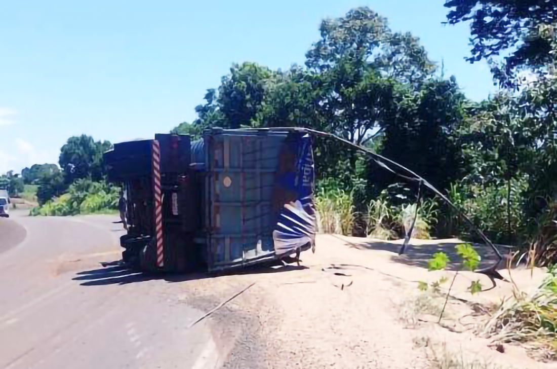 Capa Carreta tomba na ERS-207 entre Crissiumal e Humaitá