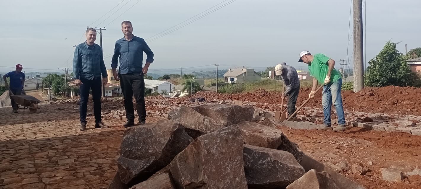 Capa Prefeito e vice de Caiçara visitam obras de pavimentação