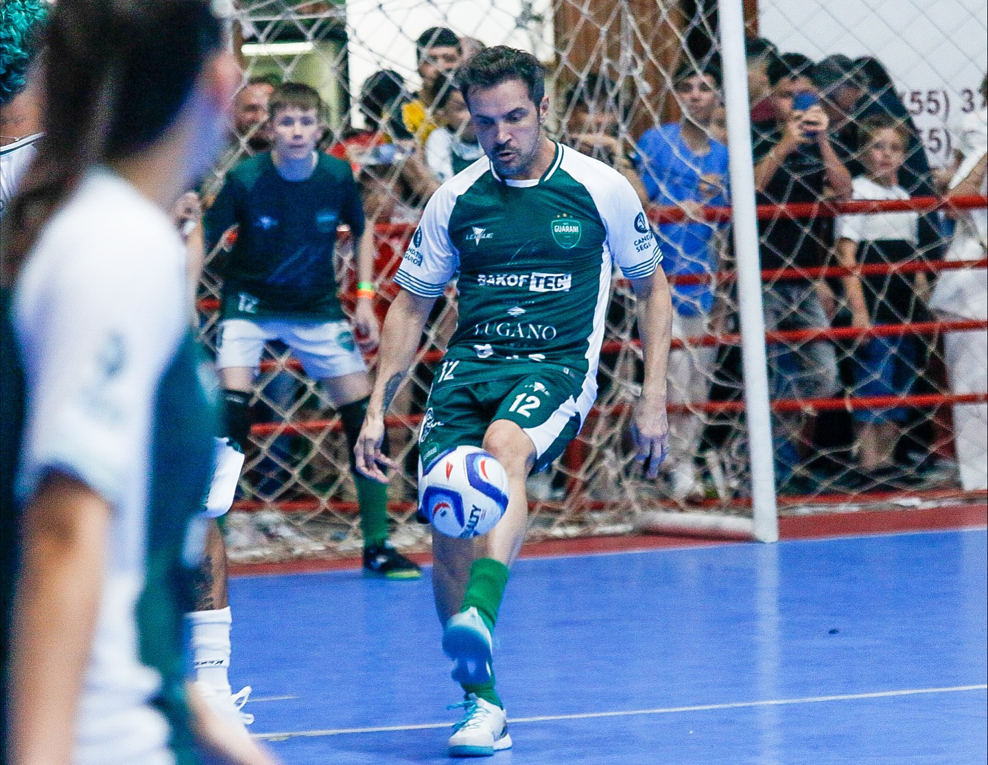 Capa Lenda Falcão lota ginásio do Itapagé em jogo festivo em Frederico Westphalen