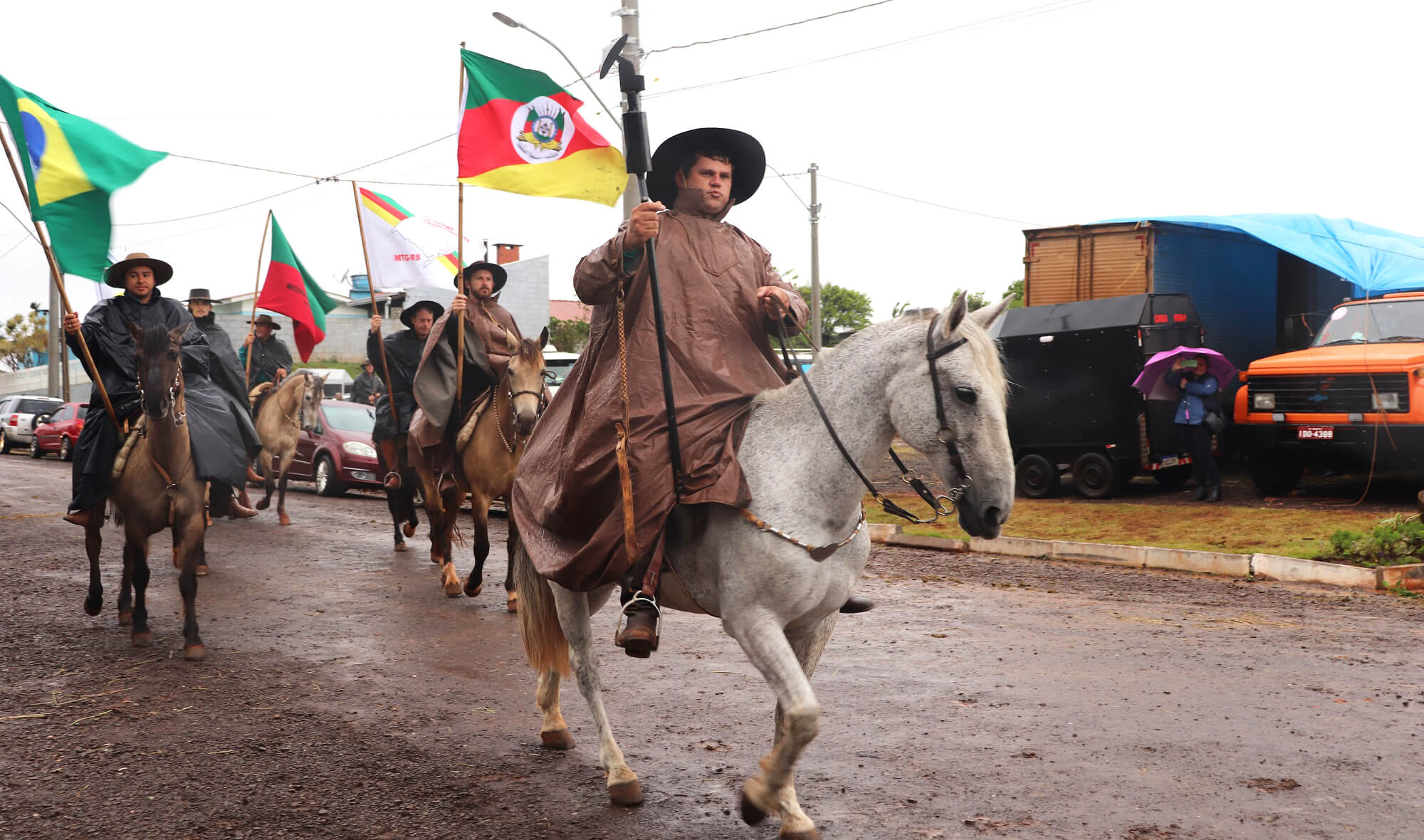 Capa Cavaleiros iniciam a condução da chama crioula para os municípios que compõe a 20ª RT