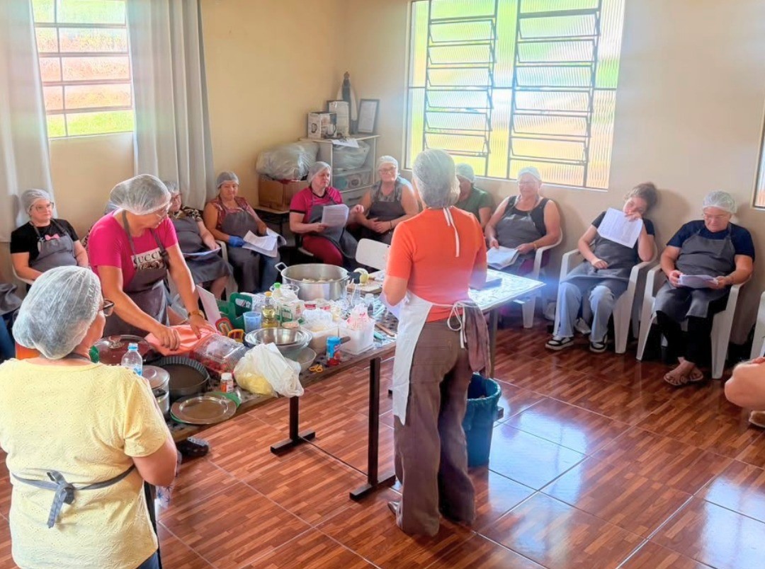 Capa Oficina culinária reúne mulheres da Linha Flor, em Guatambu