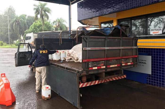 Capa Carga com mil litros de agrotóxicos é apreendida e homem é preso na BR-158