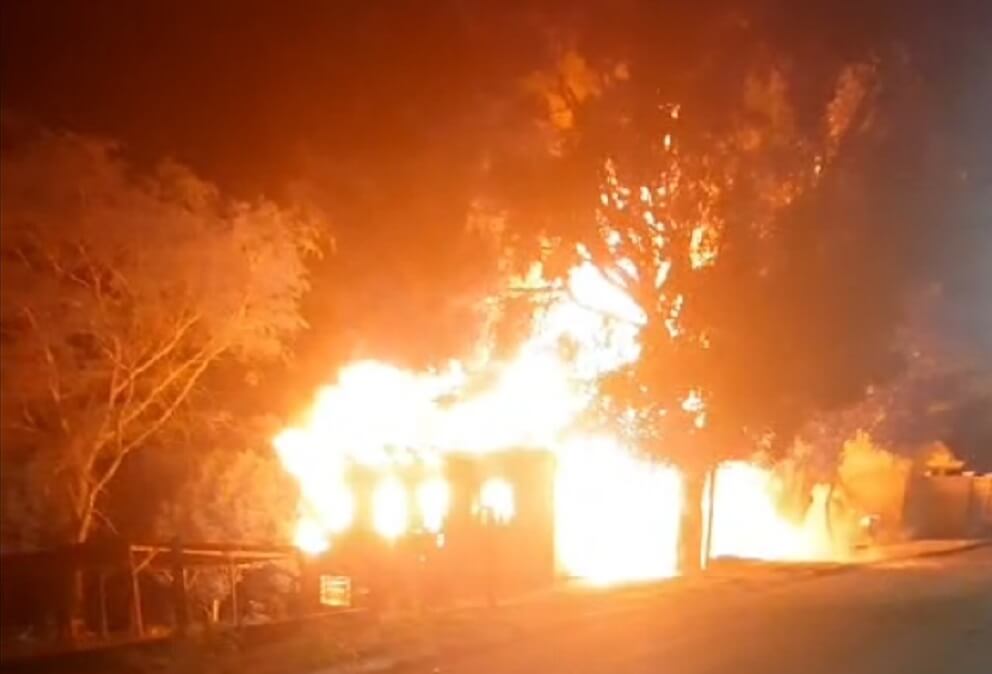 Capa Incêndio de grandes proporções atinge casa mista em Frederico Westphalen