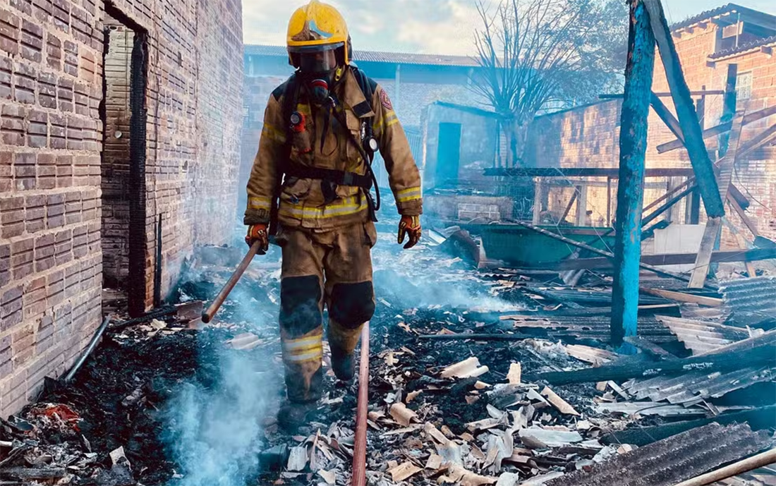 Capa Incêndio destrói seis casas e deixa uma criança de quatro anos morta em Taquara