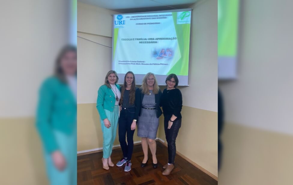 Capa Alunas de Pedagogia apresentam resultados de pesquisas na área educacional
