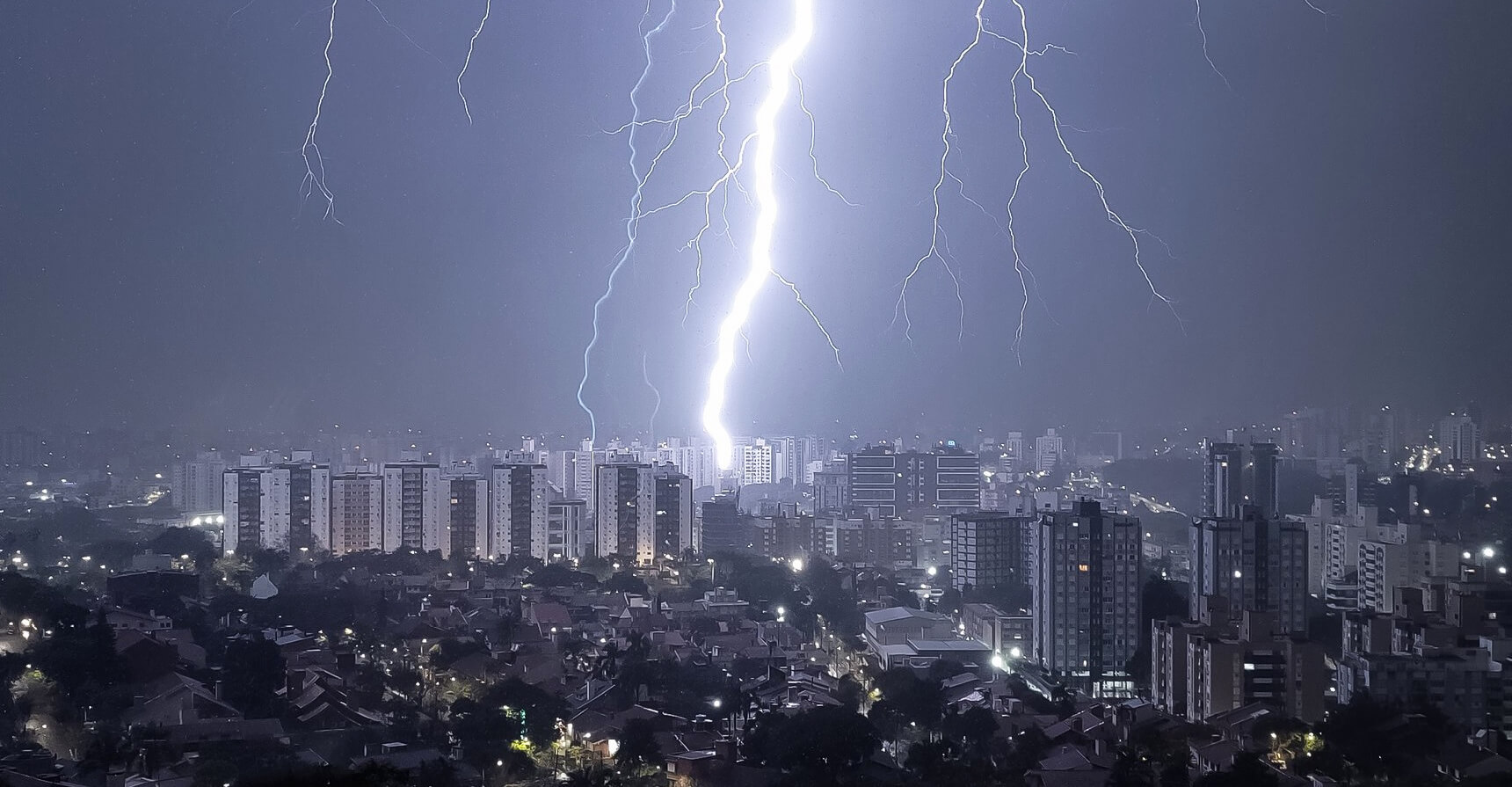 Capa Chuva e altas temperaturas antecedem final de semana de frio no RS