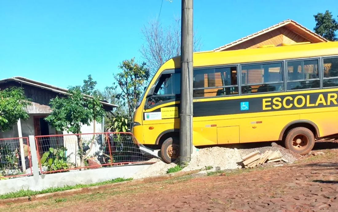 Capa Micro-ônibus escolar desgovernado atinge residência em Tenente Portela
