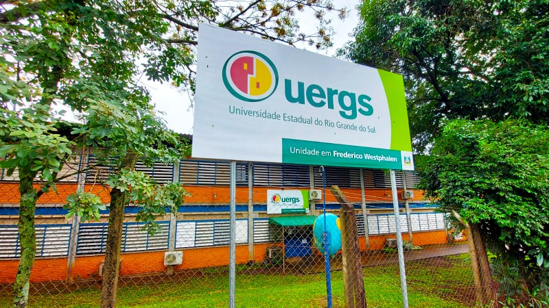 Capa Uergs em FW oferece vagas para Bacharelado em Administração Pública pelo Sisu