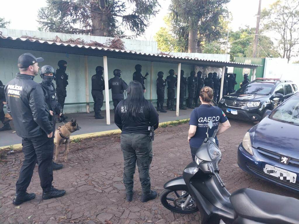 Capa GAECO/MPRS combate facção que ameaçava e atribuía falsos delitos a policiais militares que atuavam na repressão de criminosos