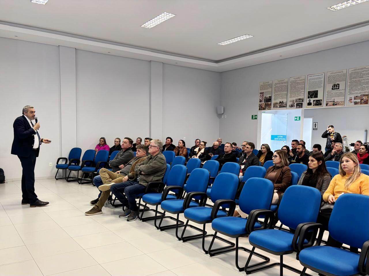 Capa Amuceleiro e Famurs promovem palestra sobre impactos da reforma tributária e medidas para ampliar receitas municipais