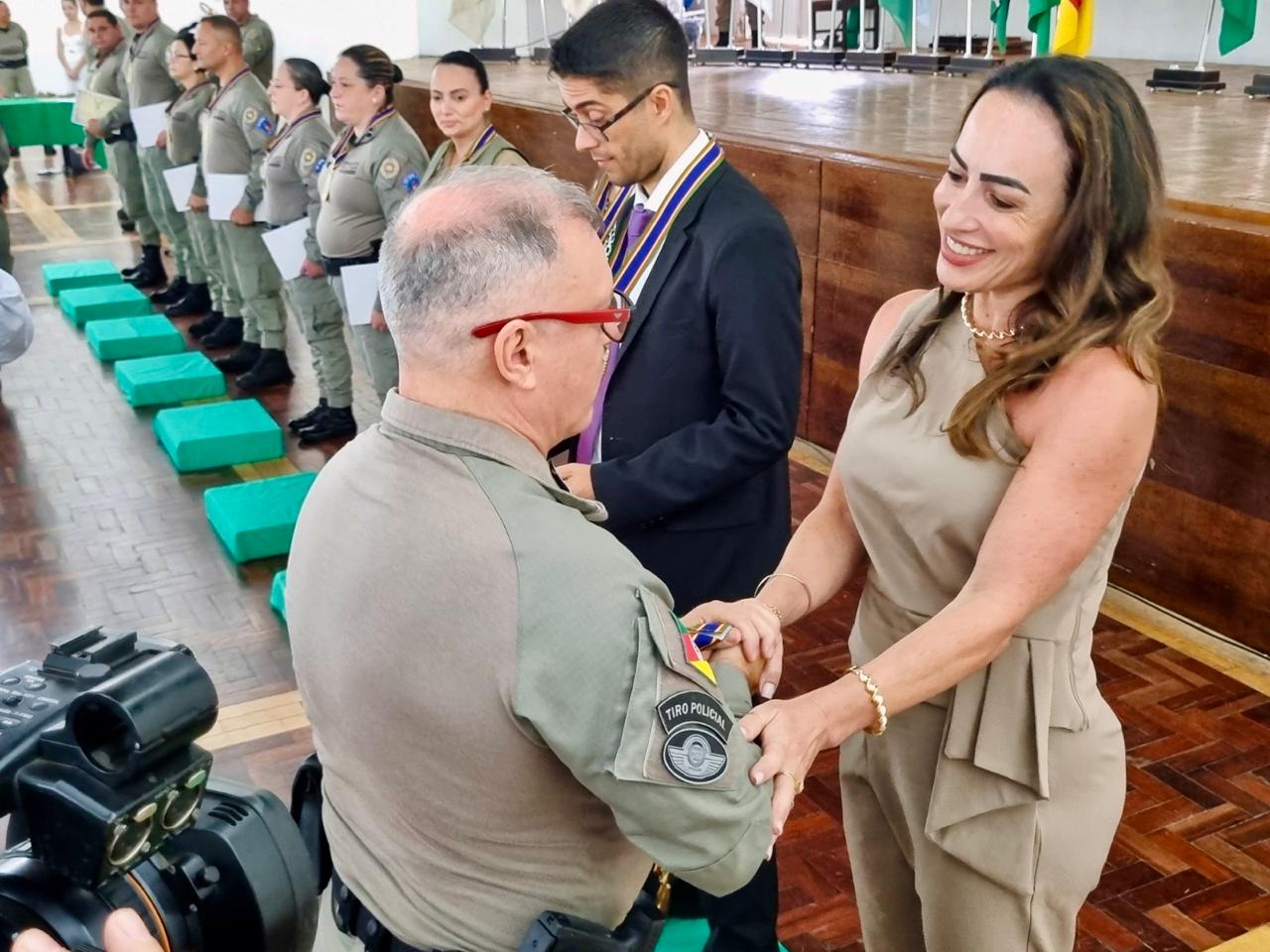 Capa Delegada Aline Dequi Palma é agraciada com a Comenda do CRPO Alto Jacuí