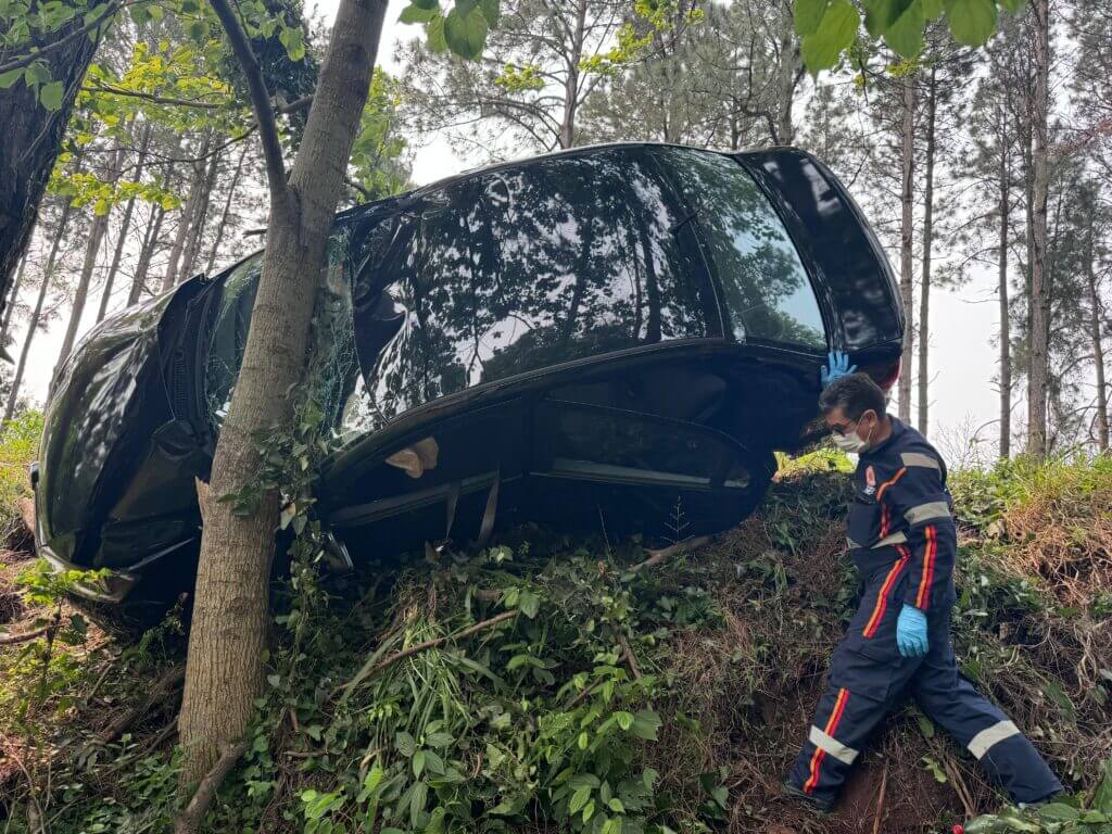 Capa Carro capota após colisão com ônibus na BR-285, em Panambi