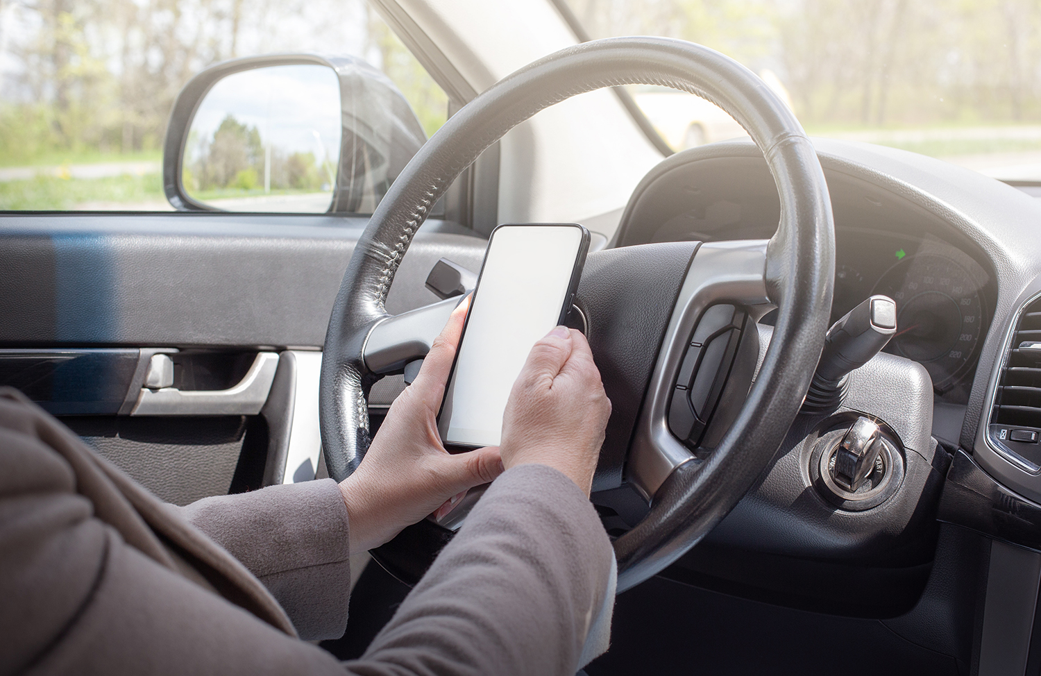 Capa Celular ao volante é foco de operação da PRF na Semana Santa