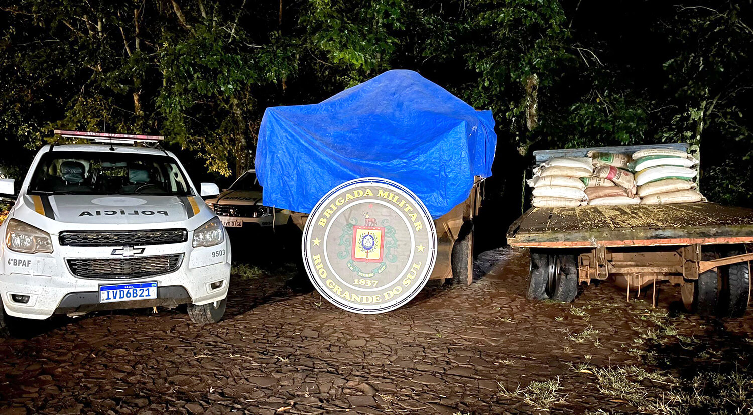 Capa BM apreende aproximadamente 12 mil kg de soja contrabandeada em Tiradentes do Sul