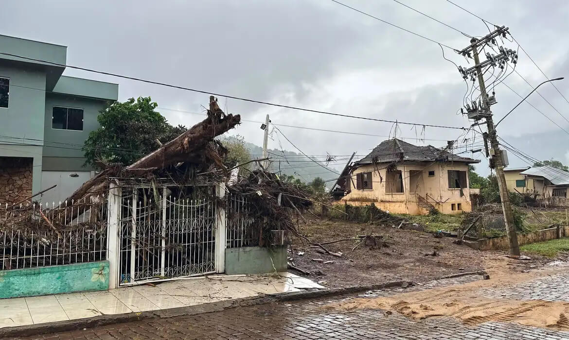Capa Mortos em enchentes no Rio Grande do Sul sobem para 180