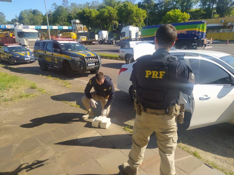 Capa PRF prende traficante com quase R$ 1,3 milhão em cocaína em Portão/RS