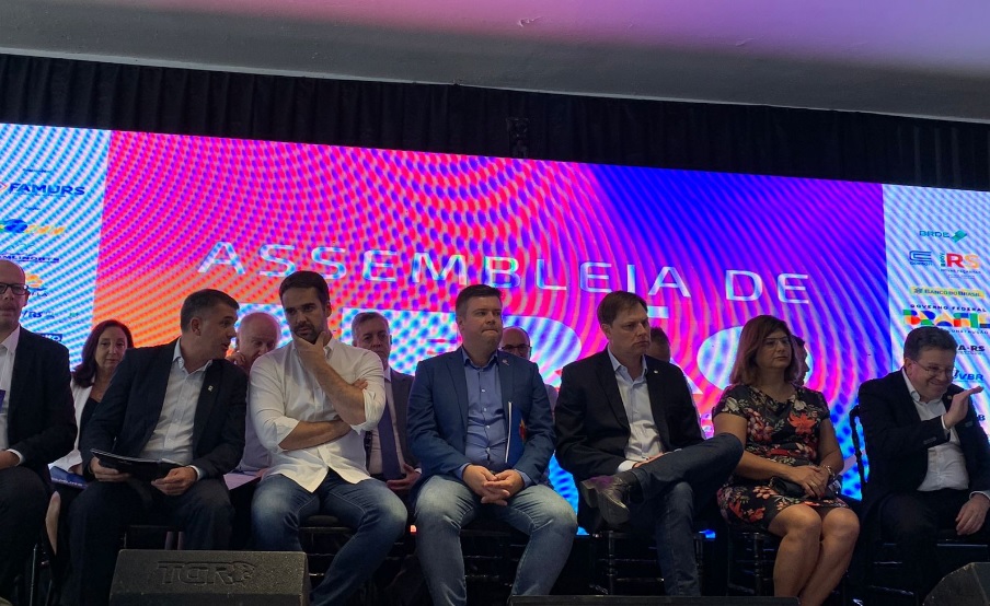 Capa Governador Eduardo Leite participa da Assembleia de Verão da Famurs