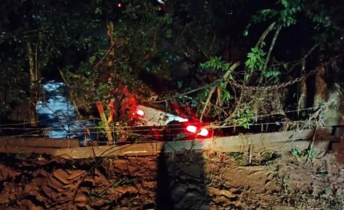 Capa Homem morre ao ter seu carro arrastado pela correnteza para dentro de rio