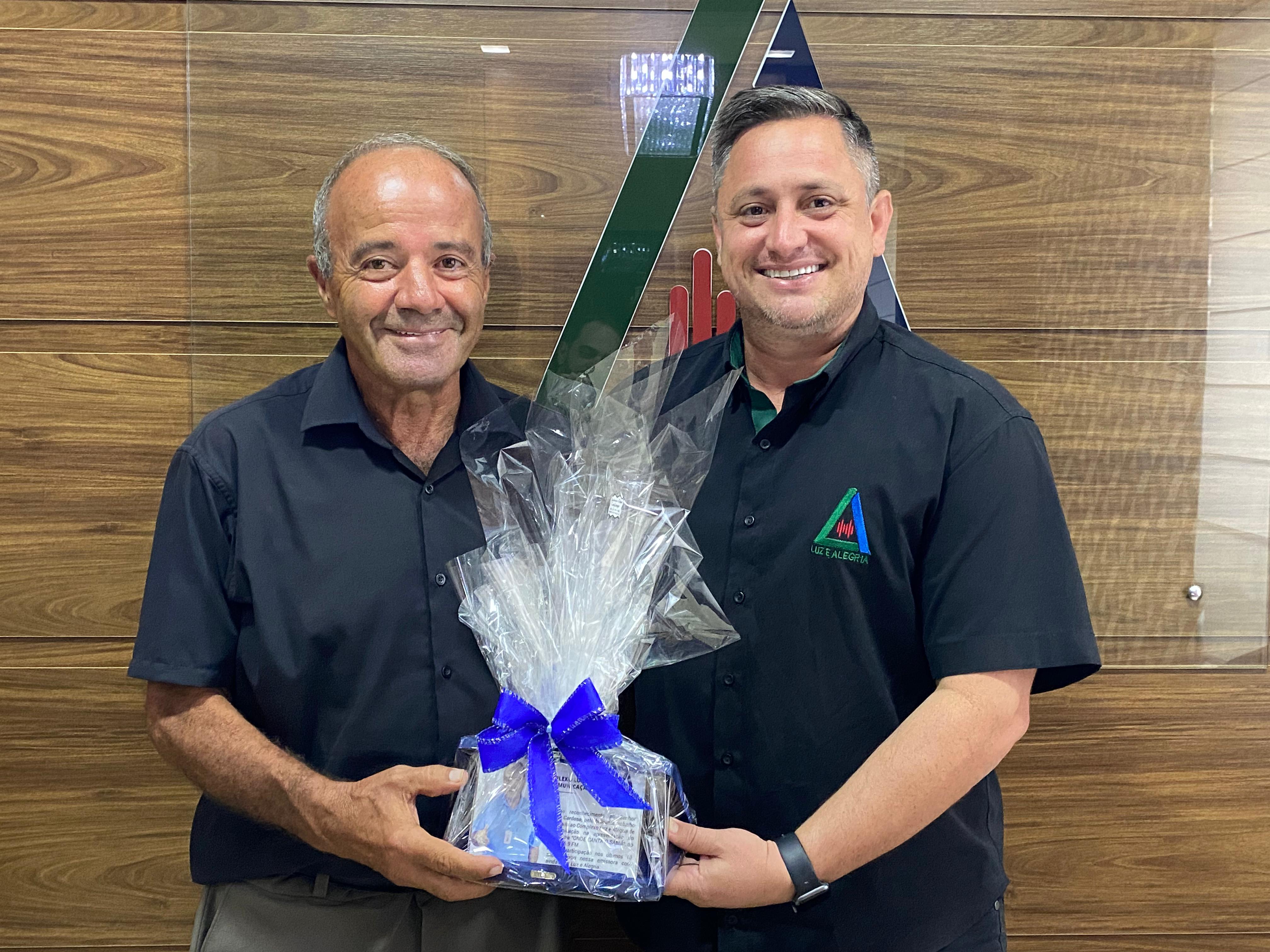 Capa Complexo Luz e Alegria presta homenagem ao comunicador Adair Cardoso