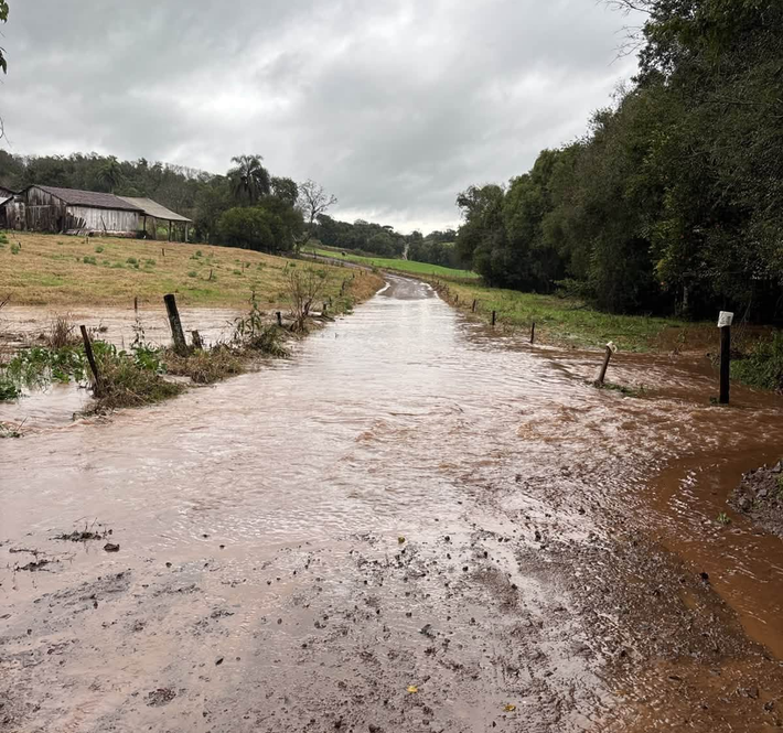 Capa Novo Barreiro registra alagamentos em estradas do interior e orienta população a evitar trechos inundados