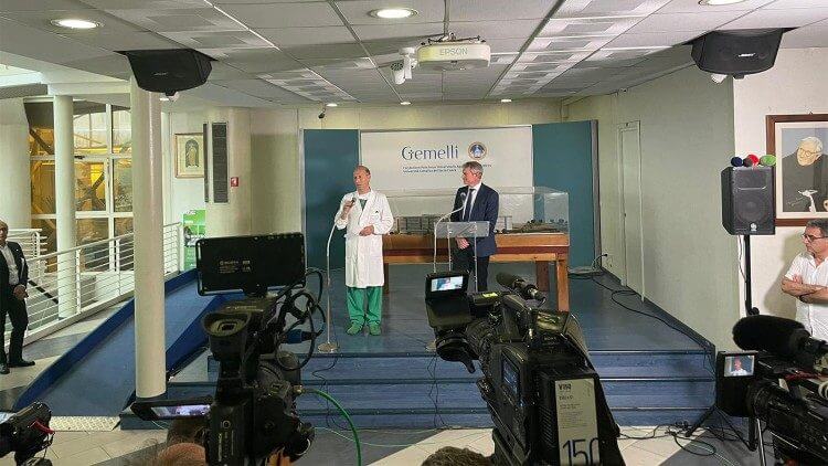Capa Papa está vigilante e bem humorado, afirma médico que operou Francisco