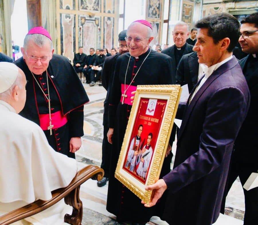 Capa Papa Francisco recebe quadro dos Beatos Manuel e Adílio em audiência especial