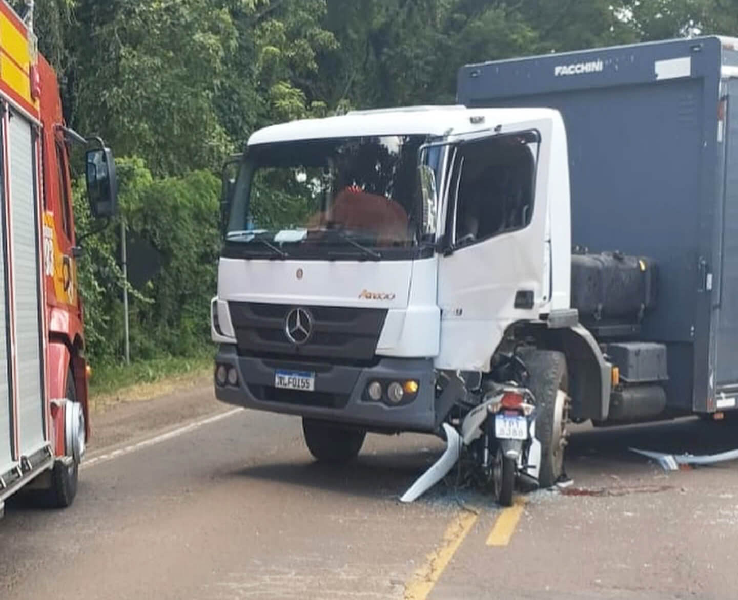 Capa Motociclista de 34 anos fica presa em caminhão após acidente em Itapiranga-SC
