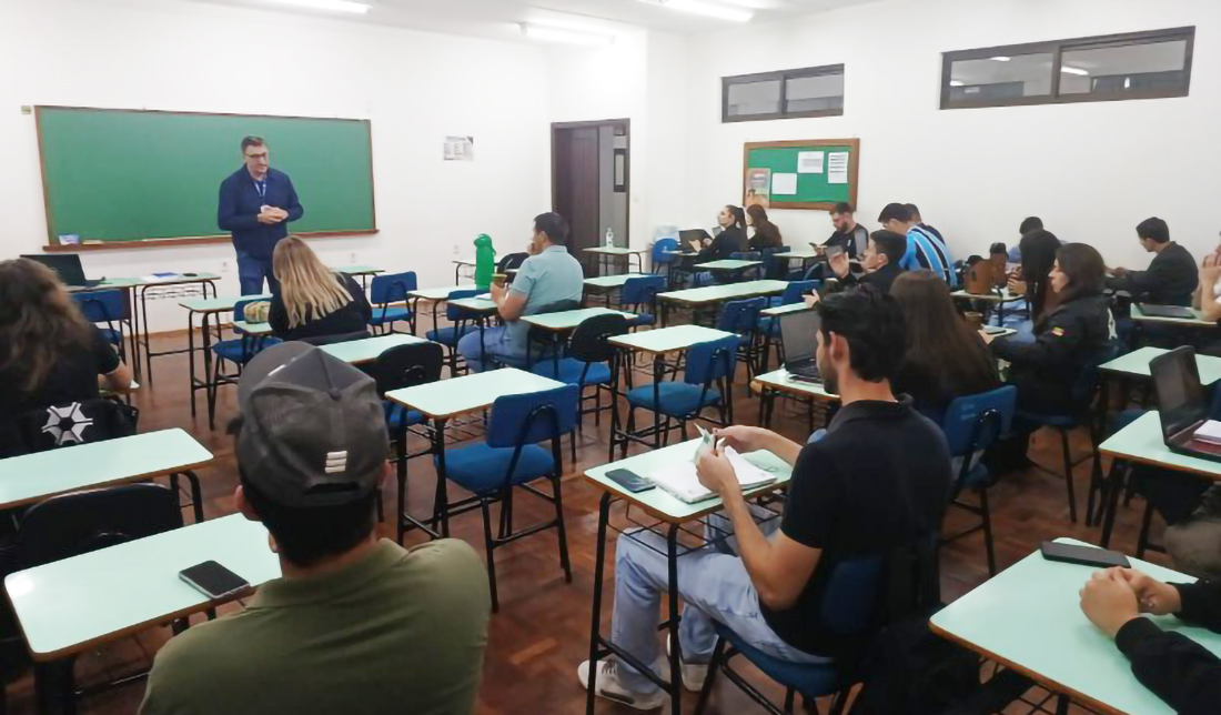 Capa Emater apresenta trabalho de extensão rural para acadêmicos de Agronomia da URI