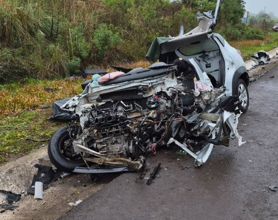 Capa Mulher morre e passageiro fica ferido em colisão entre carro e caminhão na BR-282