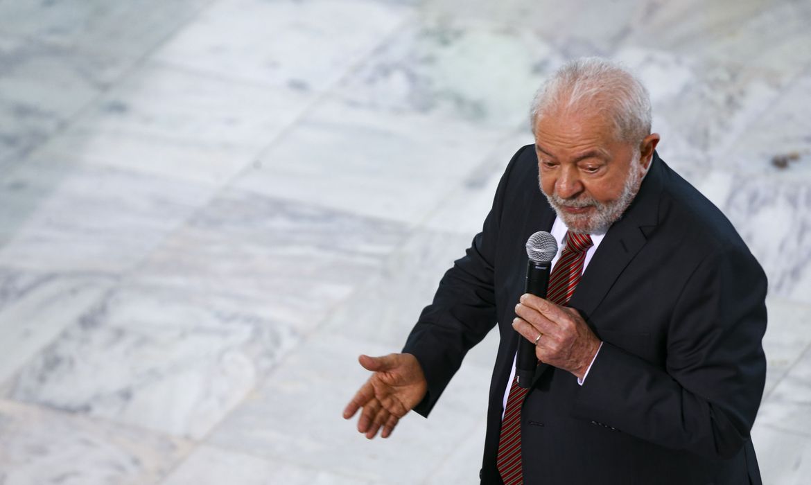 Capa Lula quer reajustar a tabela do Imposto de Renda com isenção para quem ganha até R$ 5 mil