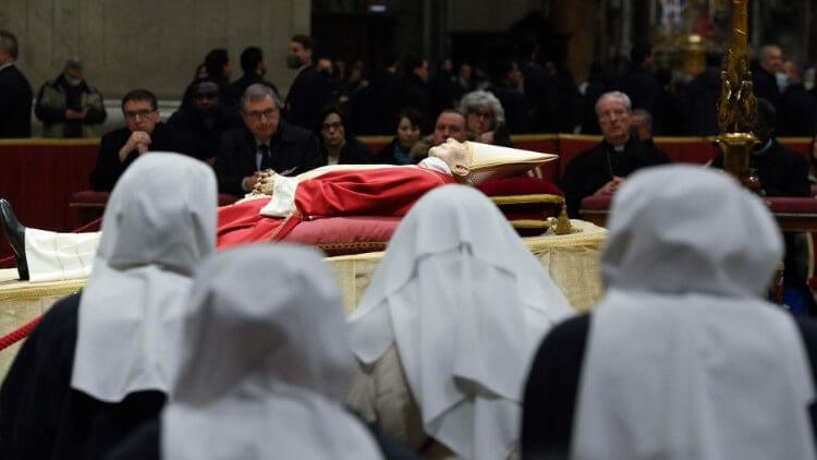 Capa Cerca de 135 mil já prestaram homenagem a Bento XVI