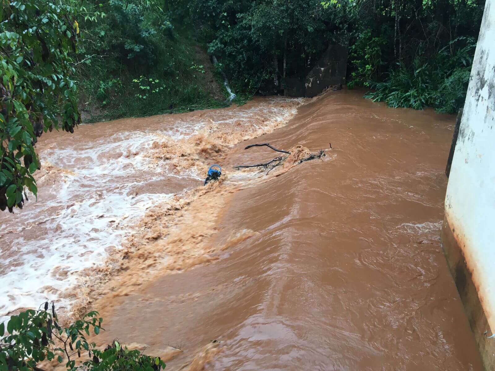 Capa Grande volume de chuva e sujeira no rio Lambedor afeta abastecimento de água em Erval Seco