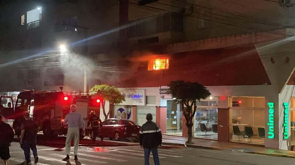 Capa Incêndio atinge prédio residencial no centro de Sarandi