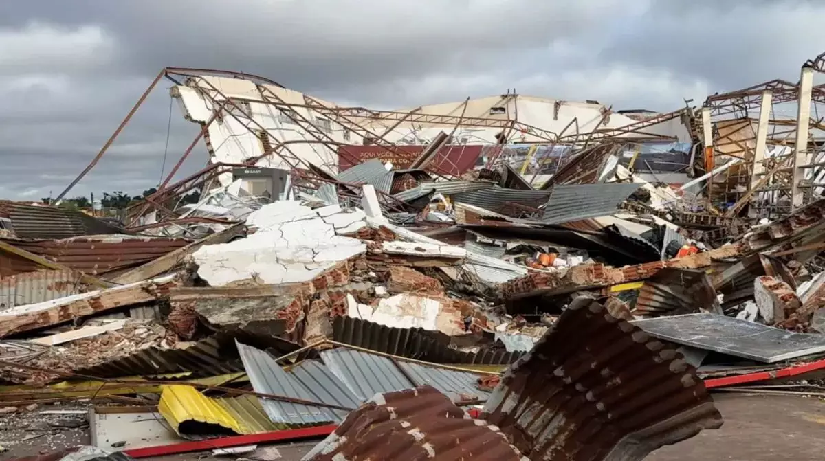 Capa Tornado devasta o Paraná, destrói 90% de Rio Bonito do Iguaçu e deixa seis mortos
