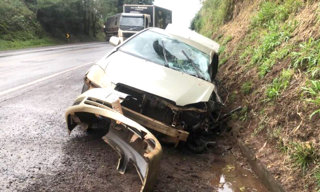 Capa Condutor fica gravemente ferido após acidente entre carro e caminhão na BR-386