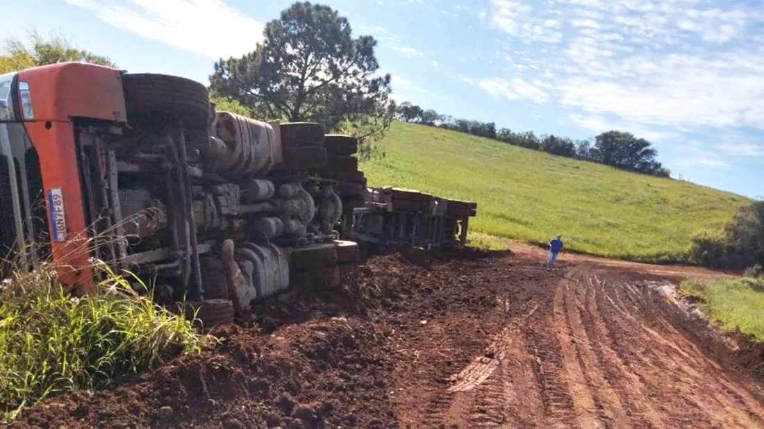 Capa Carreta bitrem tombou em estrada no interior de Miraguaí